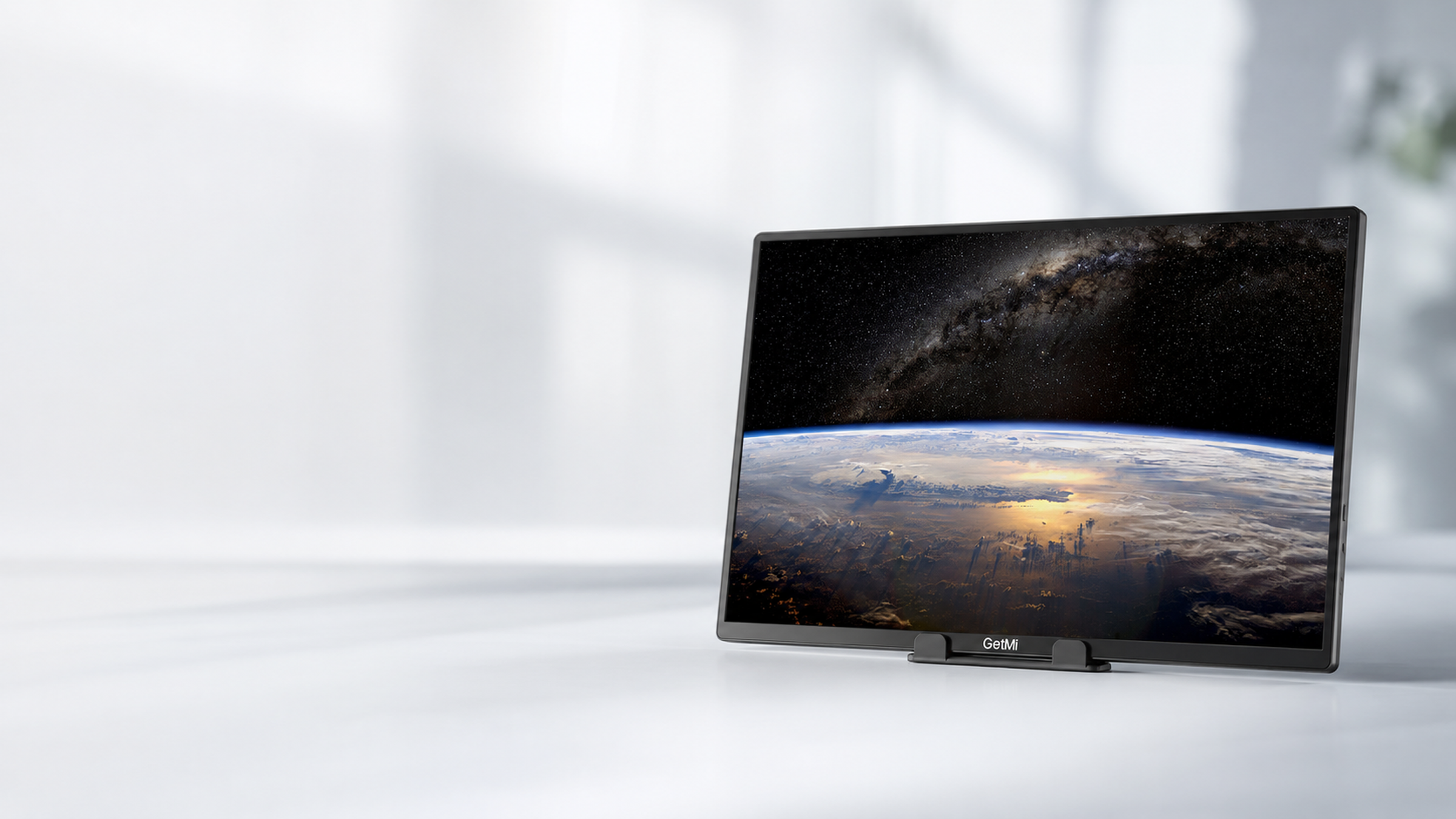 GetMi P140 portable monitor in a mobile workspace